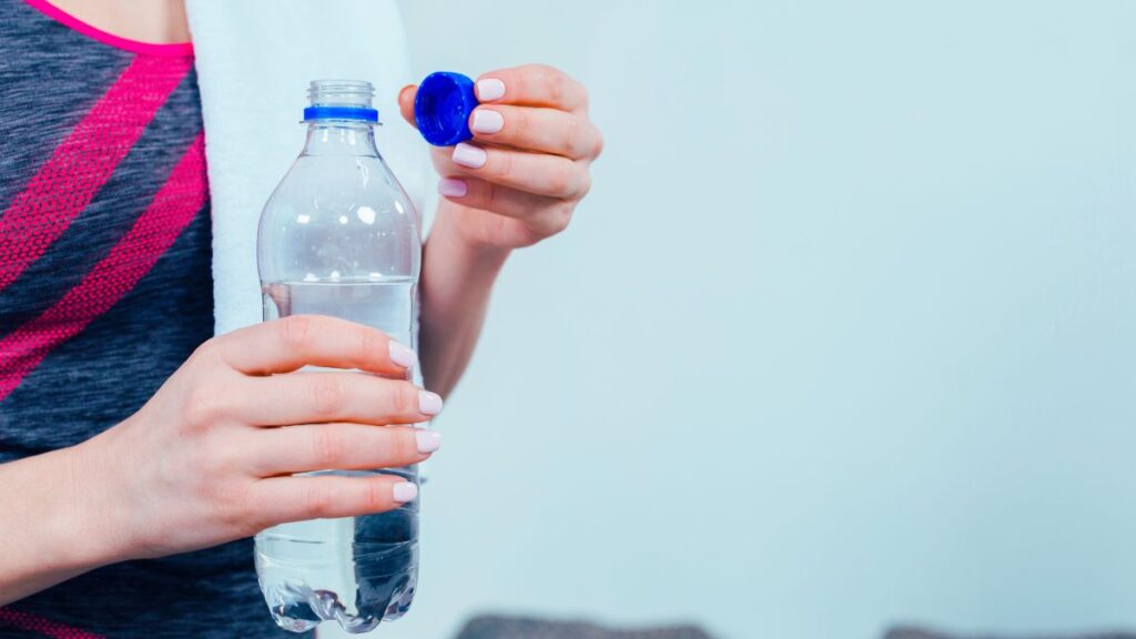 Pessoa bebendo água, essencial para potencializar para que serve o Mounjax e evitar efeitos colaterais.